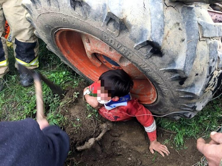 İzmir’de feci kaza! Devrilen traktörün arka tekerinin altında kaldı