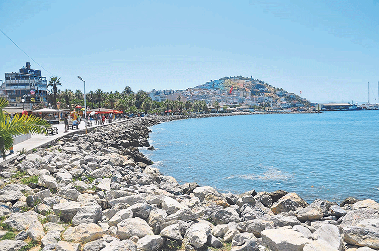 Ege sahilleri pisliğe battı