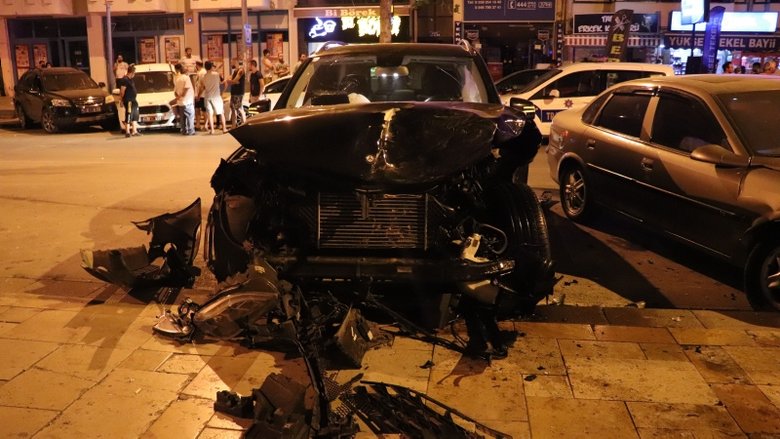 Denizli’de hareketli gece! 8 araç zarar gördü, 3 kişi bıçakla yaralandı