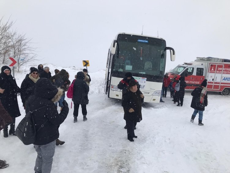Bozdağ’da kara saplanan otobüsteki 46 kişi kurtarıldı