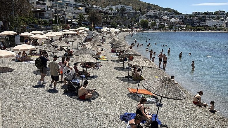 bayram-tatilinde-mugla-sahilleri-doldu-tasti-1780055301498.jpeg