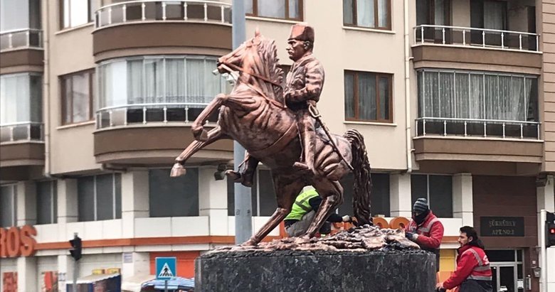 ‘Bir garip heykel’ sessizce kaldırıldı