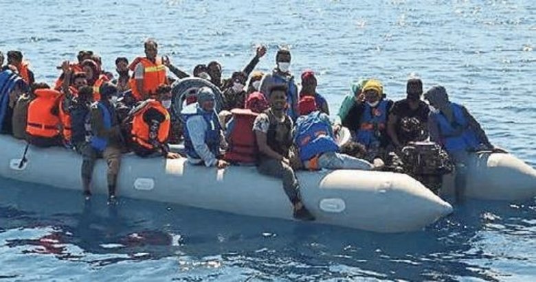 Lastik bot içindeki 28 göçmen kurtarıldı