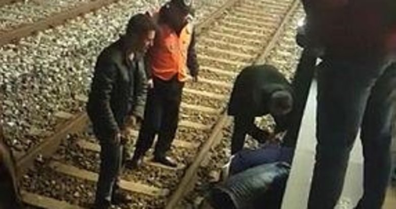 İzmir’de dengesini kaybeden bir kişi İZBAN raylarına düştü