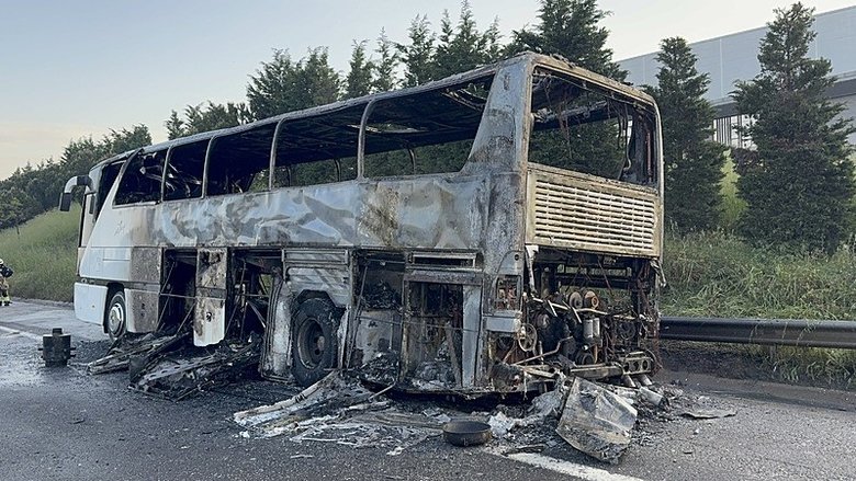 izmirde-faciadan-donuldu-tur-otobusu-alev-alev-yandi-1778391546415.jpeg