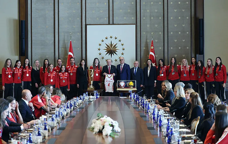 Başkan Erdoğan, A Milli Kadın Voleybol Takımı’nı kabul etti