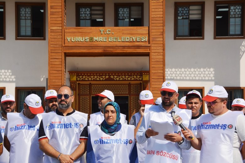 İşten atılan 200 işçi, Yunusemre Belediyesi önünde eylem yaptı: Seçim öncesi verdiğin sözlere ne oldu?