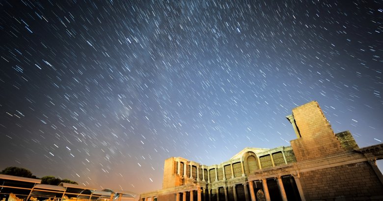 Manisa’daki antik kentte eşsiz görüntü! Perseid meteor yağmuru böyle görüntülendi