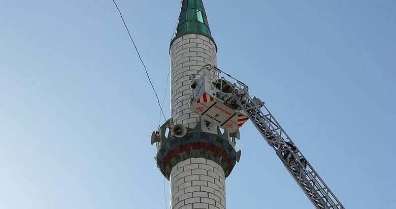 İzmir’de fırtına cami minaresinden beton parçalar koparttı