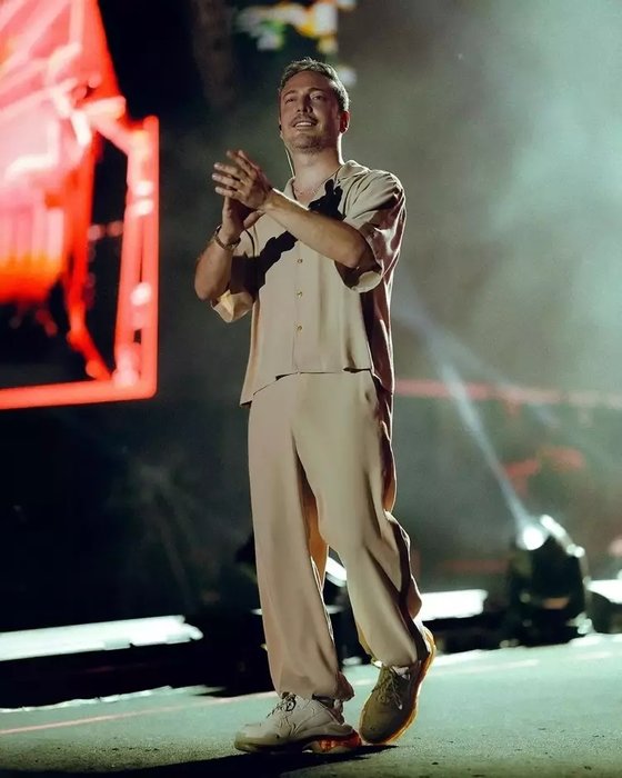 Yılın yeni aşk bombasına Demet Özdemir’den Oğuzhan Koç’a gönderme gibi pozlar!