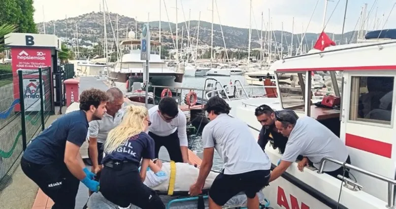 Tekneden düşen turist hastaneye kaldırıldı