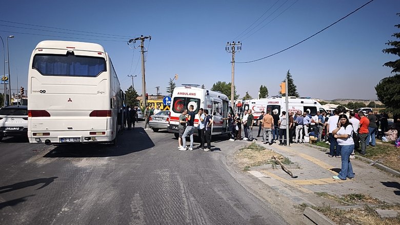 Kütahya’da servis otobüsü tankerle çarpıştı: 35 kişi yaralandı