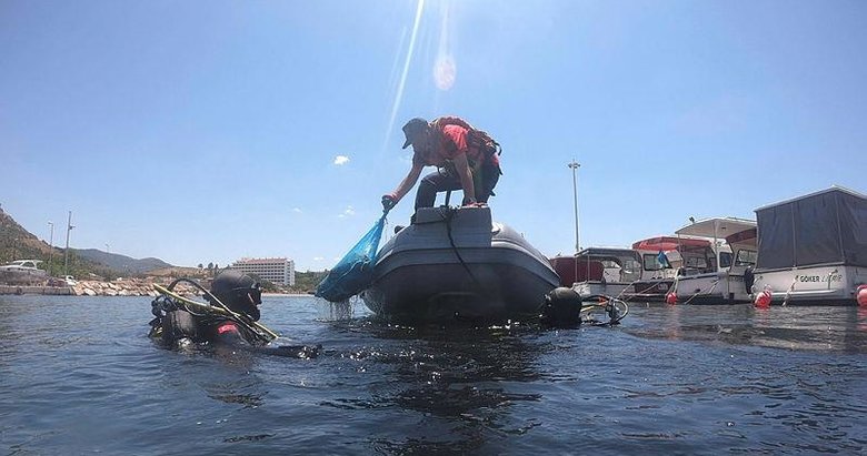 İzmir’de Jandarma SAK Timi denizde atık topladı