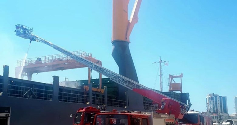 İzmir Limanı’nda gemide yangın! Büyümeden müdahale edildi