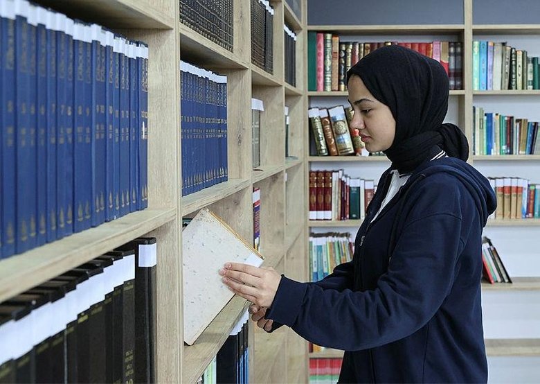 İzmir depreminde hayatını kaybeden Feryal ve Ömer kardeşlerin ismiyle kütüphane açıldı