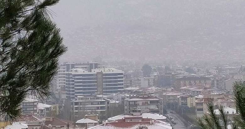 10 yıl aranın ardından Tire merkeze kar yağdı