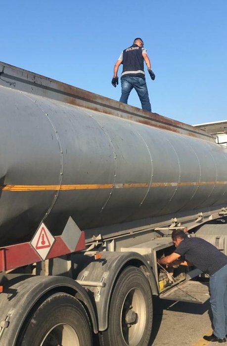 İzmir’de kaçak akaryakıt operasyonu! 33 tona yakın ele geçirildi