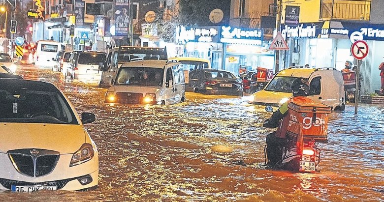 Sağanak ve fırtına Ege’yi felç etti