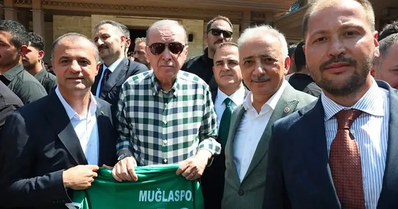 Başkan Erdoğan’a Muğlaspor forması takdim edildi