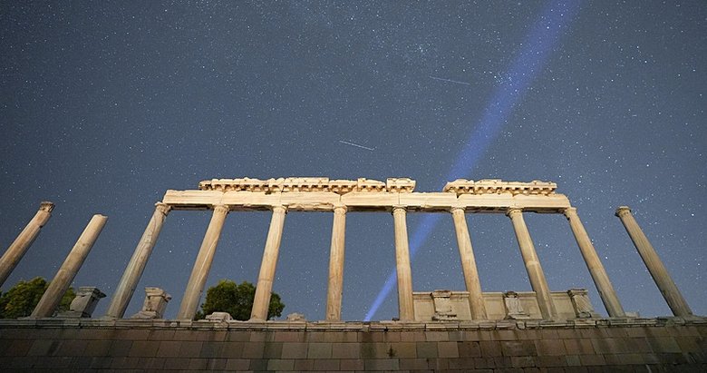 Bergama Akrapolü’nde hayran bırakan görüntü! Perseid meteor yağmuru gözlemlendi