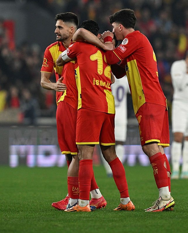 Çekilin yoldan Göz-Göz geliyor