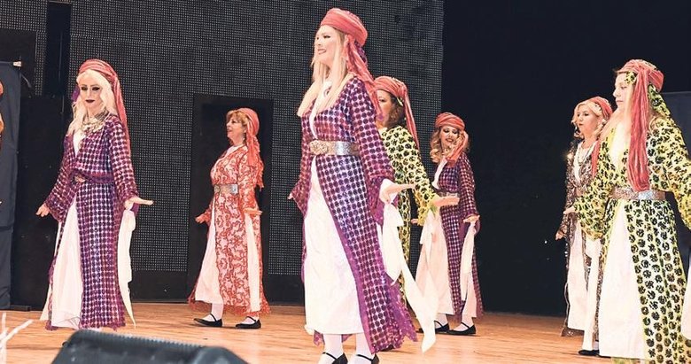 Üniversiteli gençlere burs için dans ettiler