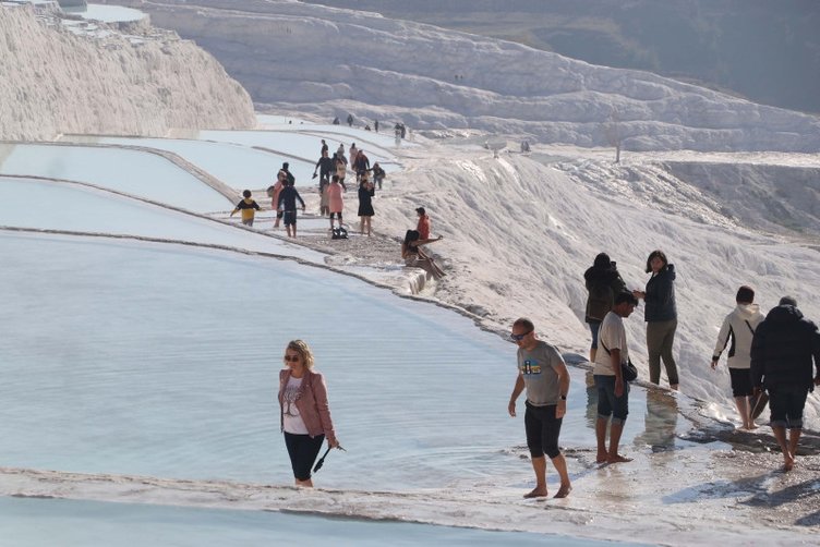 ’Beyaz Cennet’ Pamukkale 2023’te rekor kırdı! 2 milyon 200 bin kişi ziyaret etti