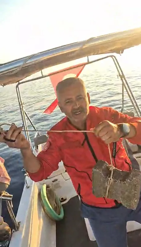 kusadasinda-akilalmaz-vicdansizlik-ayagina-tas-baglanan-caretta-caretta-son-anda-kurtarildi-1781715551559.png