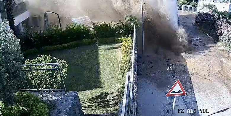 Bodrum’da isale hattı patladı: 9 evi su bastı, otomobiller hasar gördü