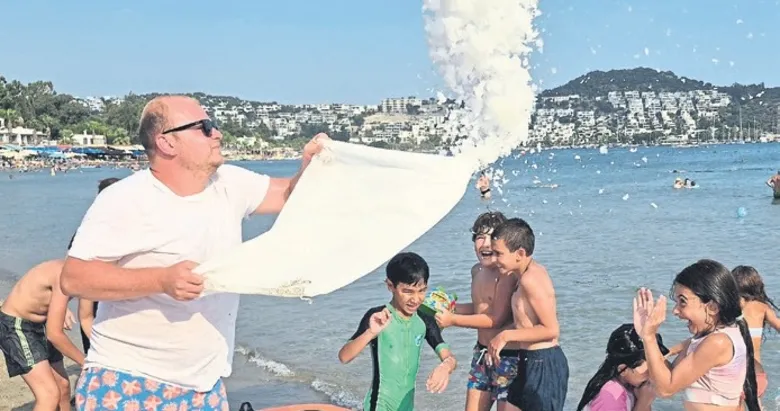 Bodrum’da sahile 2 ton buz döküldü
