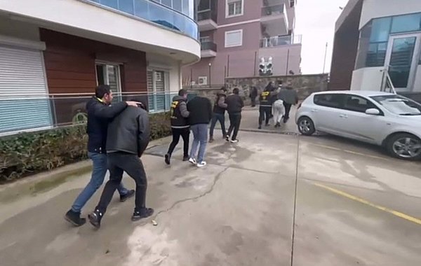 izmirde-yasa-disi-bahis-operasyonu-finans-hacmi-tam-2-milyar-tl-1772036567742.jpeg
