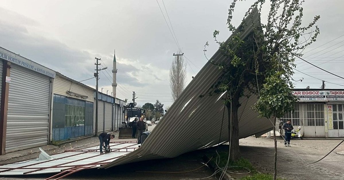 Aydın'da fırtına iş yerinin çatısını uçurdu