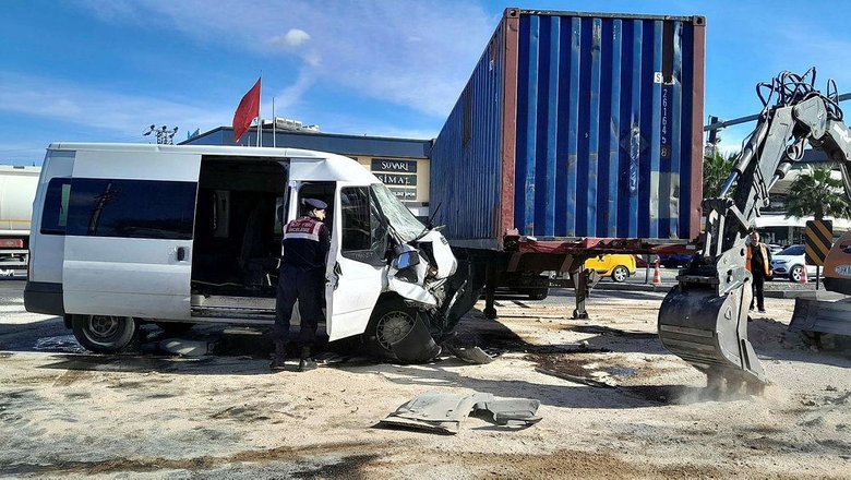 İzmir’deki feci kazada 6 cezaevi personeli yaralandı