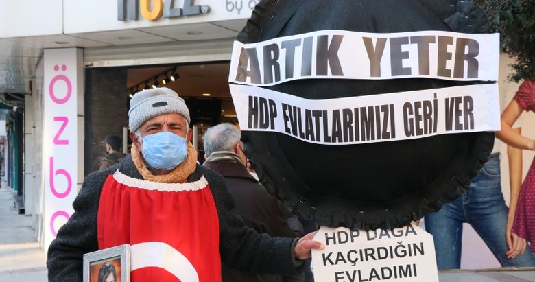 Evlat nöbeti tutan aileler HDP İzmir İl Başkanlığı’na siyah çelenk bıraktı