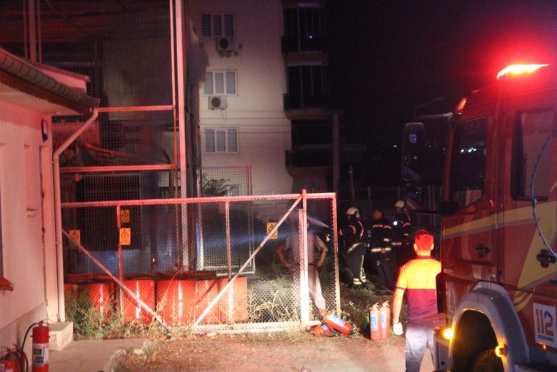 Trafoda yangın çıktı, araçlarını park edip izlediler!