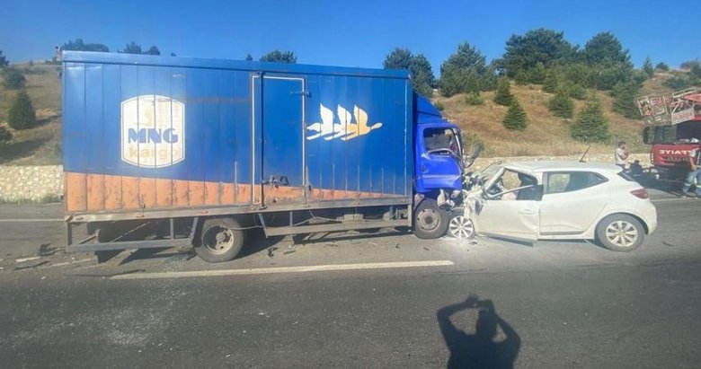 Afyonkarahisar’da kamyonet ile otomobil çarpıştı: 1 kişi öldü
