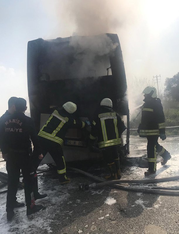Manisa’da yolcu otobüsü alev alev yandı