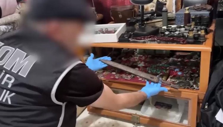 İzmir’de 9 milyonluk tarihi eser operasyonu! Yüzlerce eser ele geçirildi