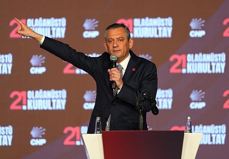 CHP Kurultayı’nda alevli tartışma: Berhan Şimşek, Özgür Özel’e böyle çıkıştı