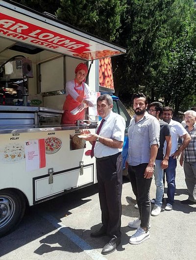 İzmir’de 15 Temmuz şehitleri için Kur’an okundu, lokma döküldü