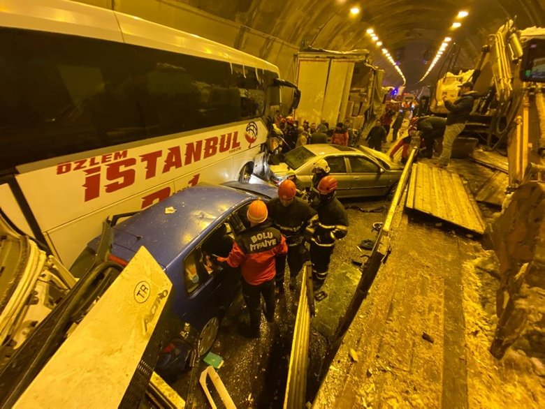 Bolu Dağı Tüneli’nde feci kaza! Çok sayıda araç birbirine girdi