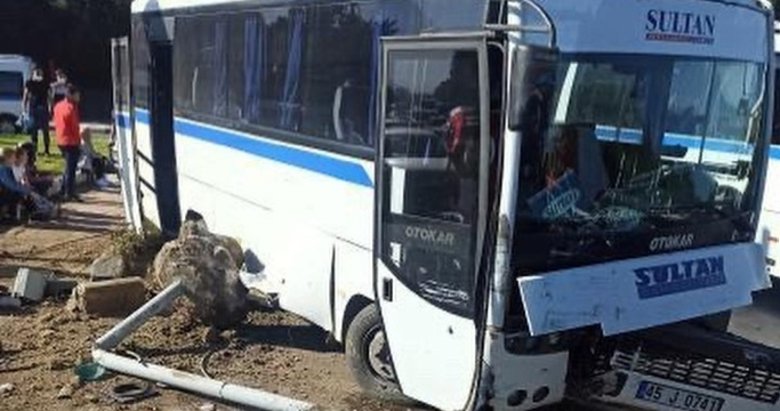 Manisa’da otomobil ile işçi servisi çarpıştı: 3 yaralı