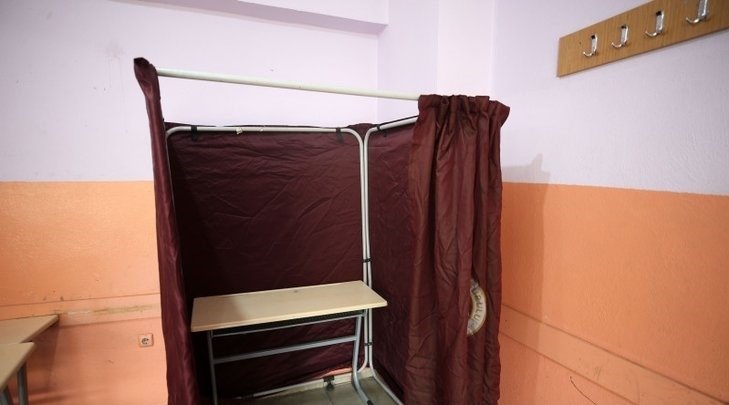 Oy kullanırken cep telefonu yasak mı? Telefonla oy verme kabinine girilir mi?