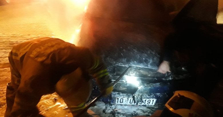Edremit’te park halindeki araç yandı