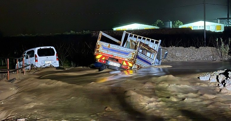 Manisa’da derede mahsur kalan 2 araç kurtarıldı