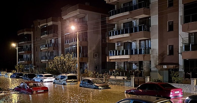İzmir’in Bergama’da sağanak hayatı felç etti