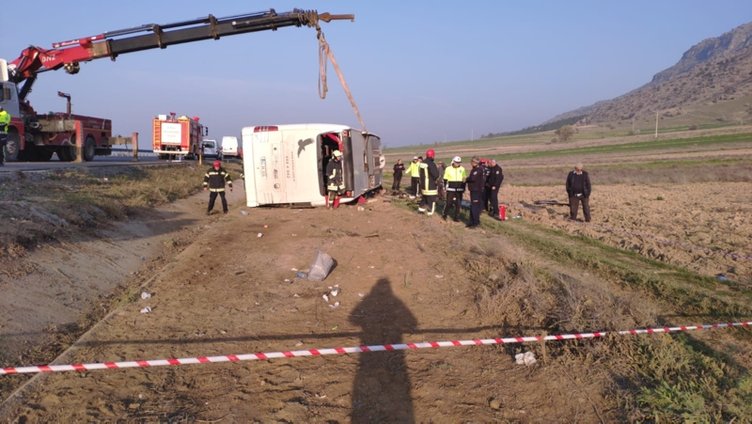 Denizli’de yolcu otobüsü devrildi: 2 ölü, 22 yaralı
