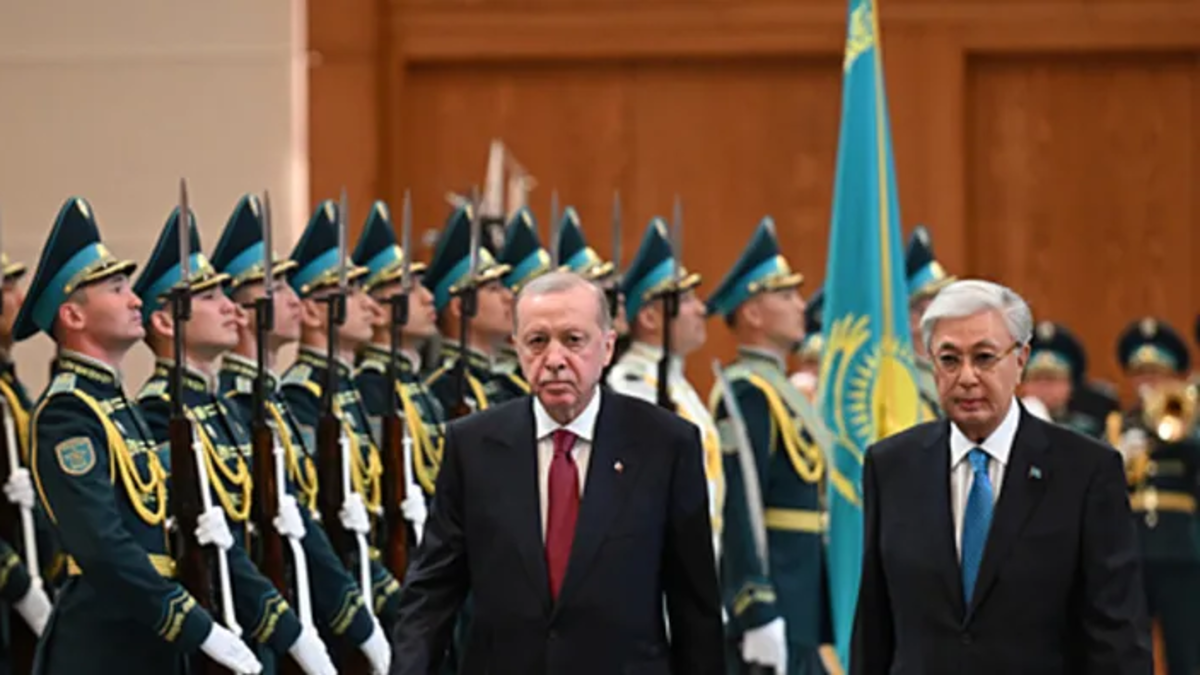 Başkan Erdoğan, Kazakistan'da resmi törenle karşılandı