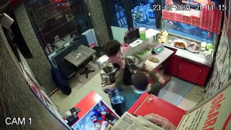 Afyon’da akılalmaz olay! Çiğ köfte ’acılı’ diye çalışana saldırıp, yumrukladı