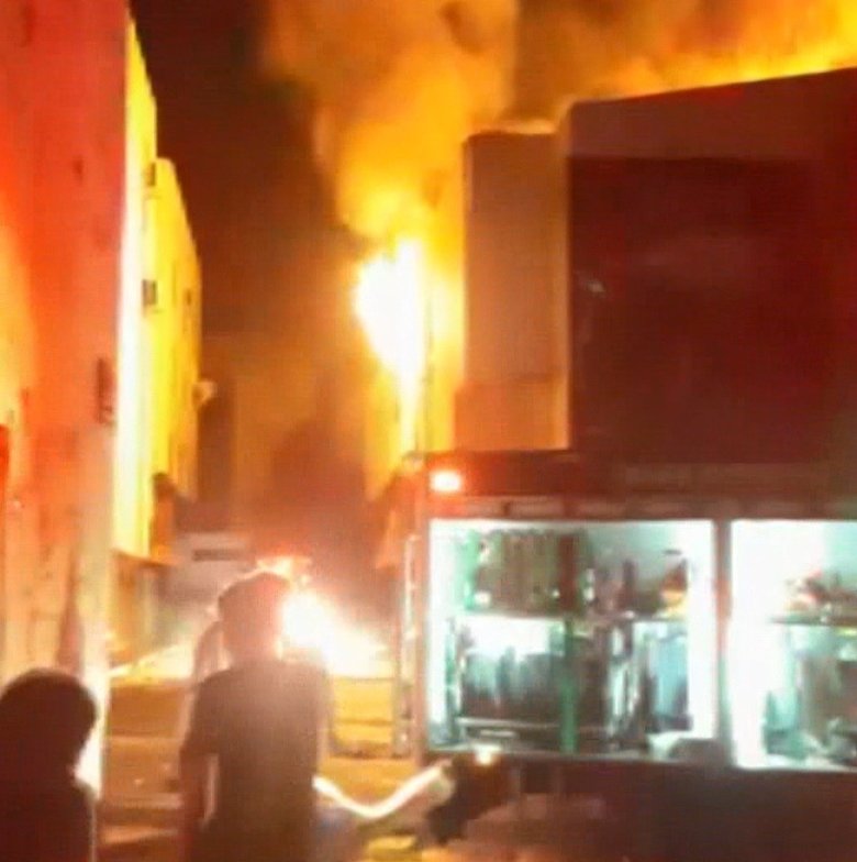 Izmir De Hareketli Gece Kozmetik Dukkanindaki Yanginda 5 Is Yeri Zarar Gordu Izmir Haberleri